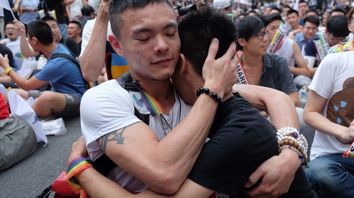 1514695303174040101.jpg _99349876_getty-same-sexactivistshugoutsidetheparliamentintaipeionmay242017astheycelebratethelandmarkdecisionpavingthewayfortheislandtobecomethefirstplaceinasiatolegalisega.jpg