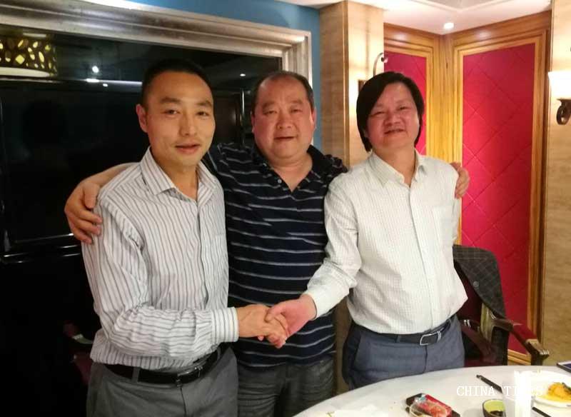 1527756522259038628.jpg 01首次见董良达(中)先生(摄影:冯赣勇).jpg