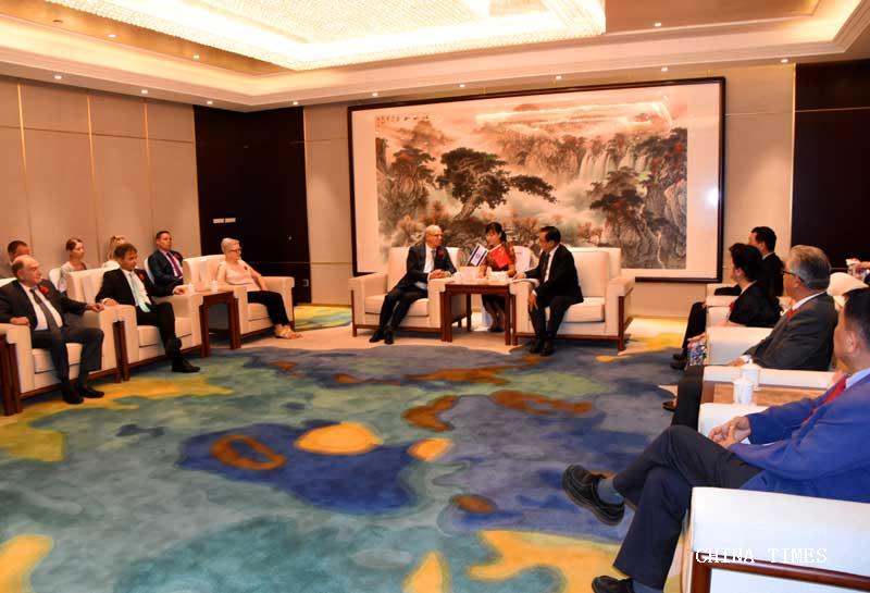 1528280708722012469.jpg 04中外专家会晤现场(摄影:冯赣勇).jpg