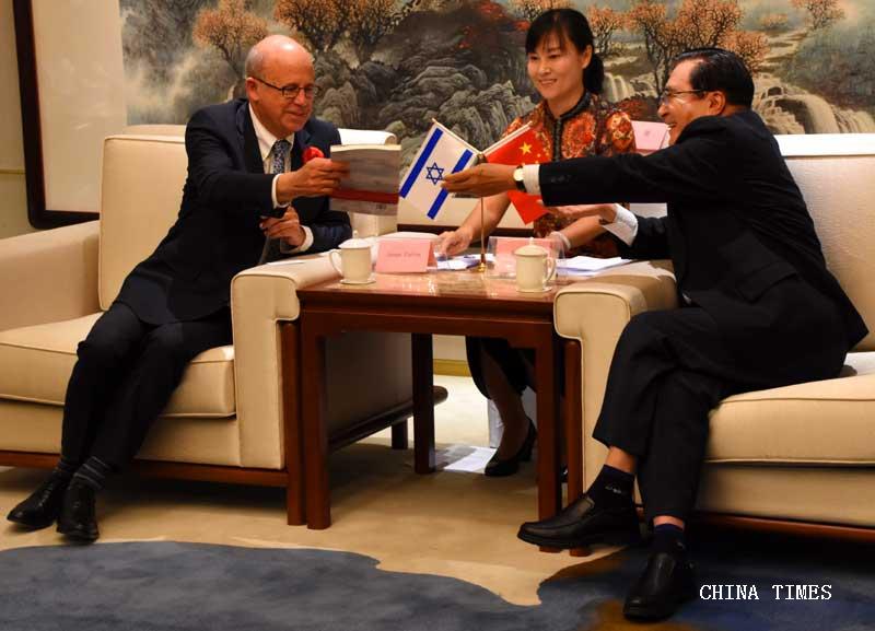 1528280795458058946.jpg 05郑树山向约瑟夫•克拉夫特赠书(摄影:冯赣勇).jpg