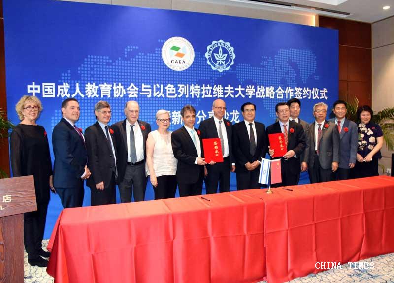 1528280859153003854.jpg 09签约仪式(摄影:冯赣勇).jpg