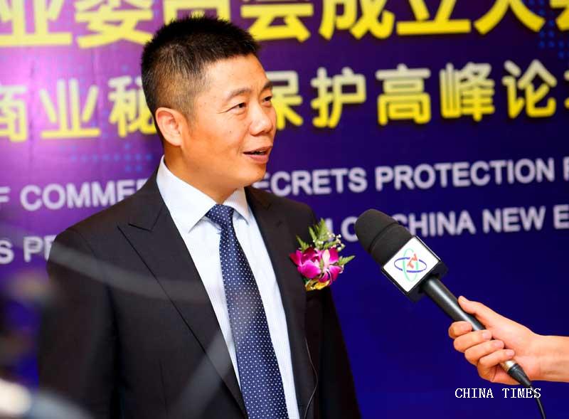1528547832906098322.jpg 07徐学义接收媒体采访(摄影.jpg