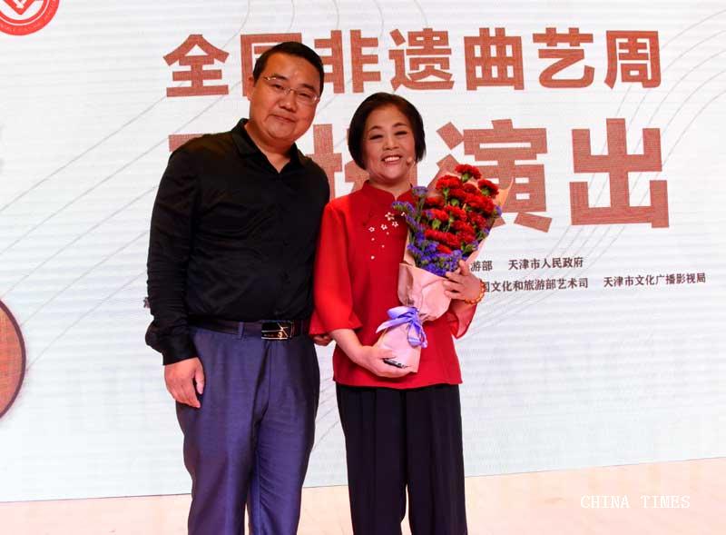 1528815832063043826.jpg 06观众献花(摄影:冯赣勇).jpg