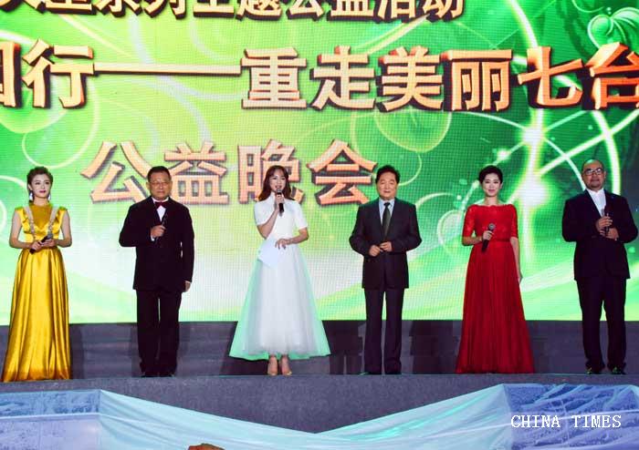 1534667258747036597.jpg 03主持人登场(摄影:冯赣勇.jpg