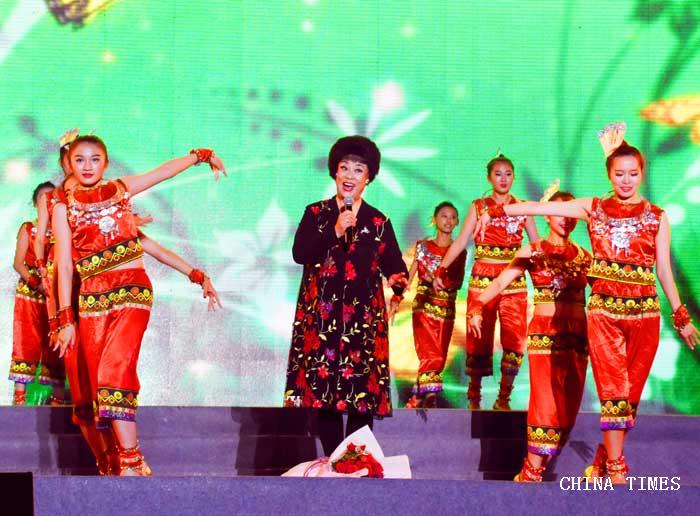 1534667306811051632.jpg 06邓玉华演唱2《映山红》(摄.jpg