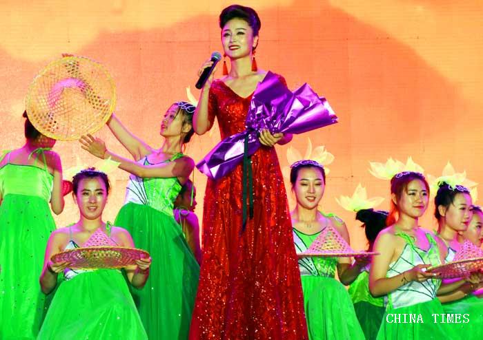 1534667352831077247.jpg 08黄艳演唱(摄影:冯赣勇).jpg