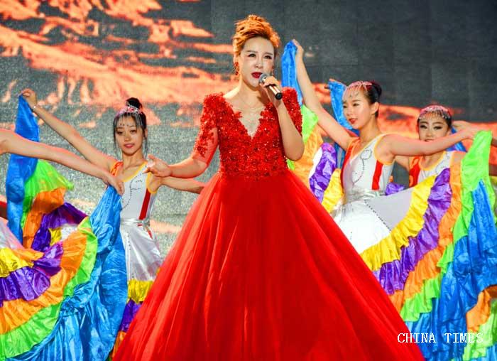 1534667398211060377.jpg 010徐茜演唱《我爱你中国》(.jpg