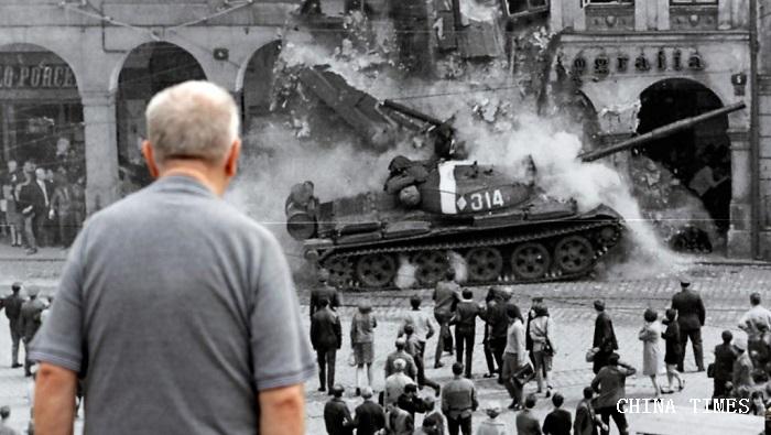 1535297502078025233.jpg 2018-08-21t110630z_1411207381_rc1c842db100_rtrmadp_3_czech-politics-1968_0.jpg