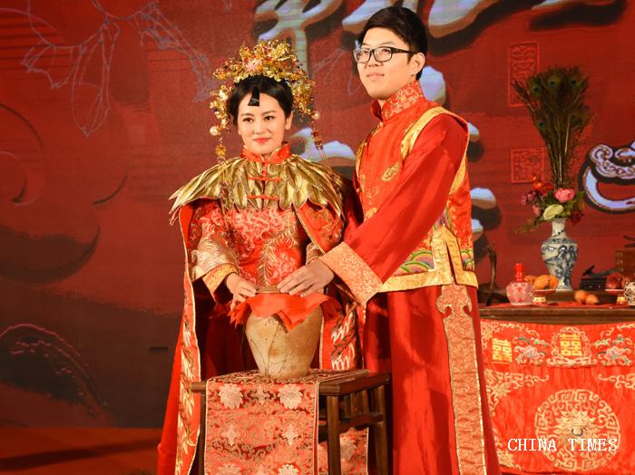 1540467475627065693.jpg 06中国传统婚礼秀(摄影:冯.jpg