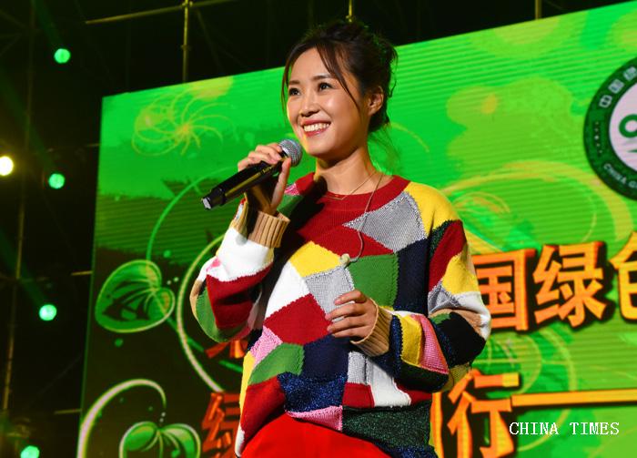 1542634841817024356.jpg 06云朵演唱(摄影:冯赣勇).jpg