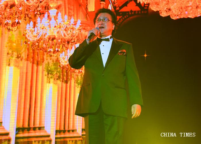1542634855732003842.jpg 07张建一演唱(摄影:冯赣勇.jpg