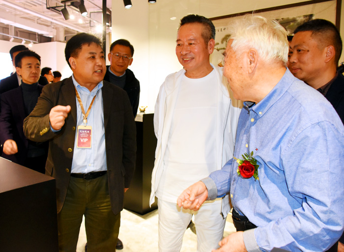 1543150324130074138.jpg 03米丘先生在展会上(摄影:.jpg