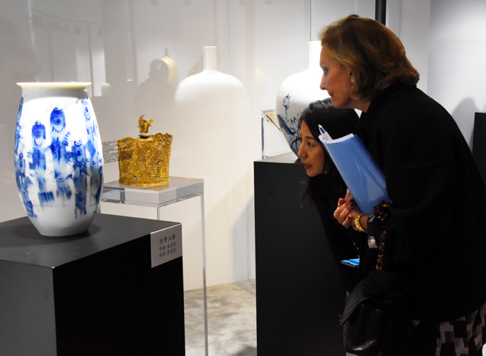 1543150449398052750.jpg 06外国友人观展(摄影:冯赣.jpg